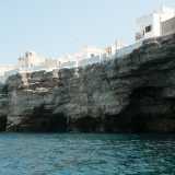 Usciamo e ci affianchiamo a un tratto di costa definito dalla presenza di quattro grotte che si susseguono una accanto all�altra... 